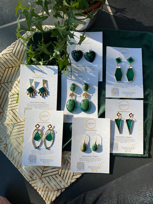 Gouden  oorbel met groene druppel