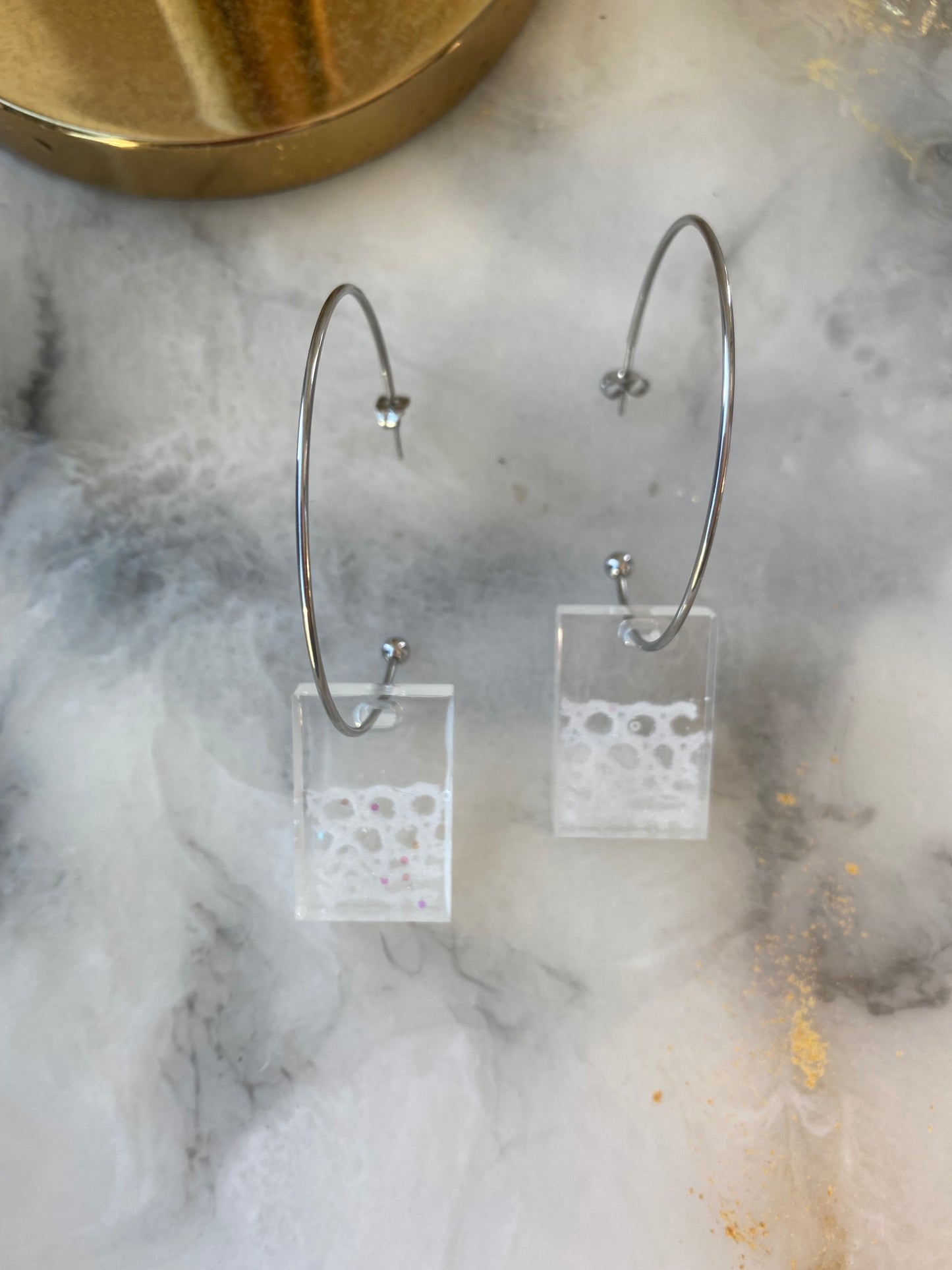 Zilveren hoepeloorbellen met rechthoekige witte hanger